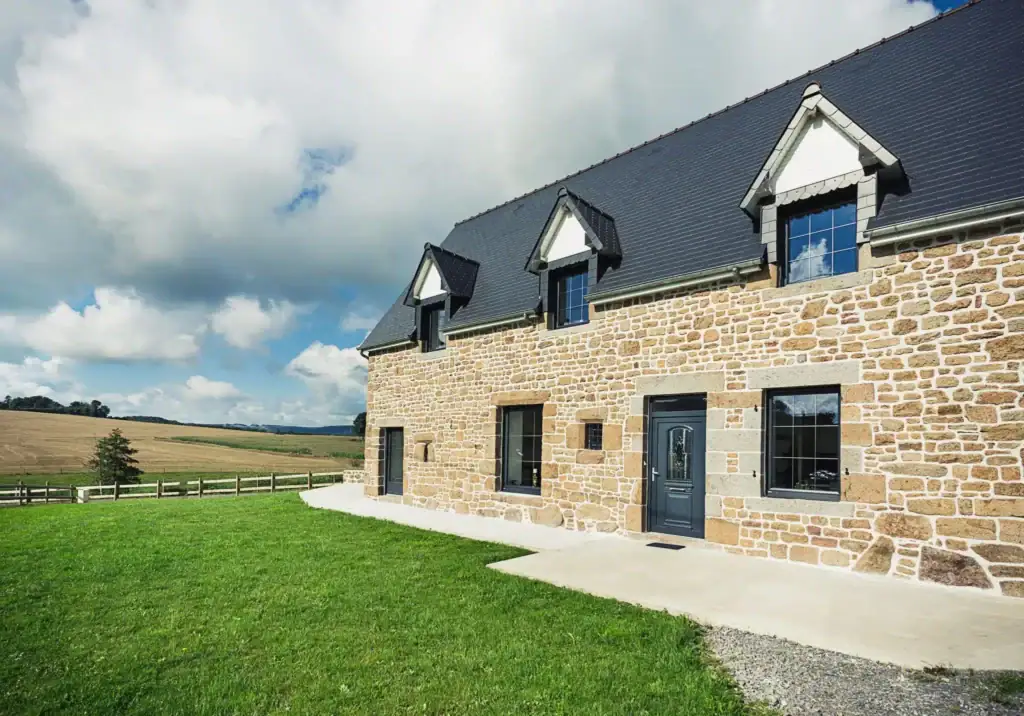 Menuiseries PVC Profine sur mesure Ouvêo — façade maison
